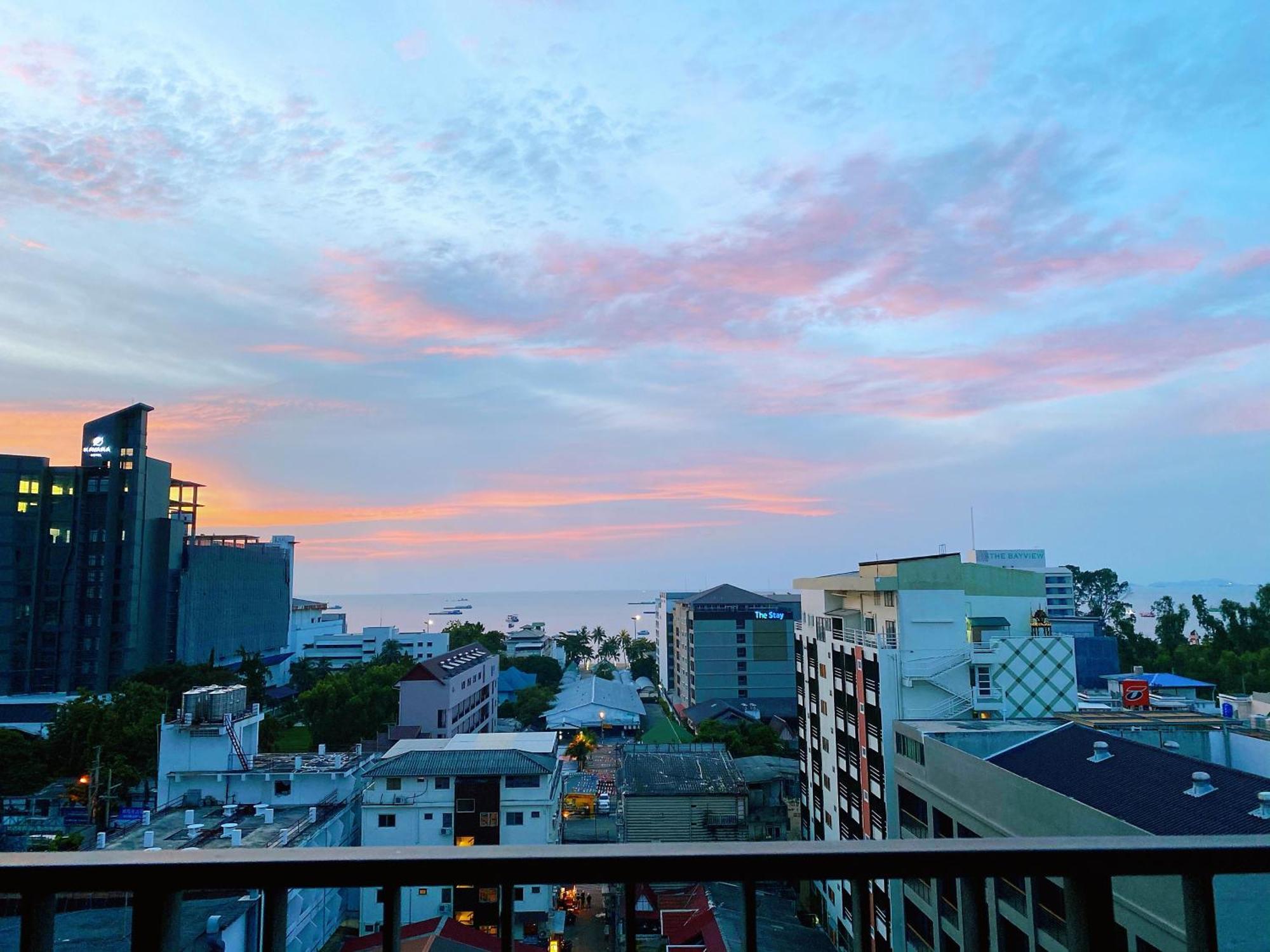 The Base Seaview Holiday Inn Pattaya Oda fotoğraf